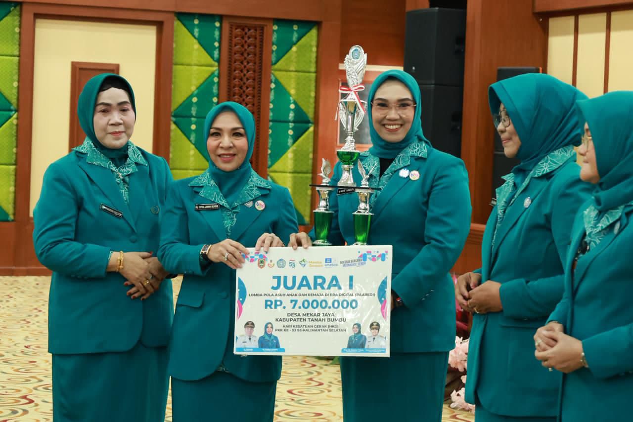 PENGHARGAAN: Ketua TP PKK Tanah Bumbu, Andi Irmayani Rudi Latif, menerima penghargaan pada HKG PKK ke-53 tingkat Provinsi Kalimantan Selatan di Banjarbaru.