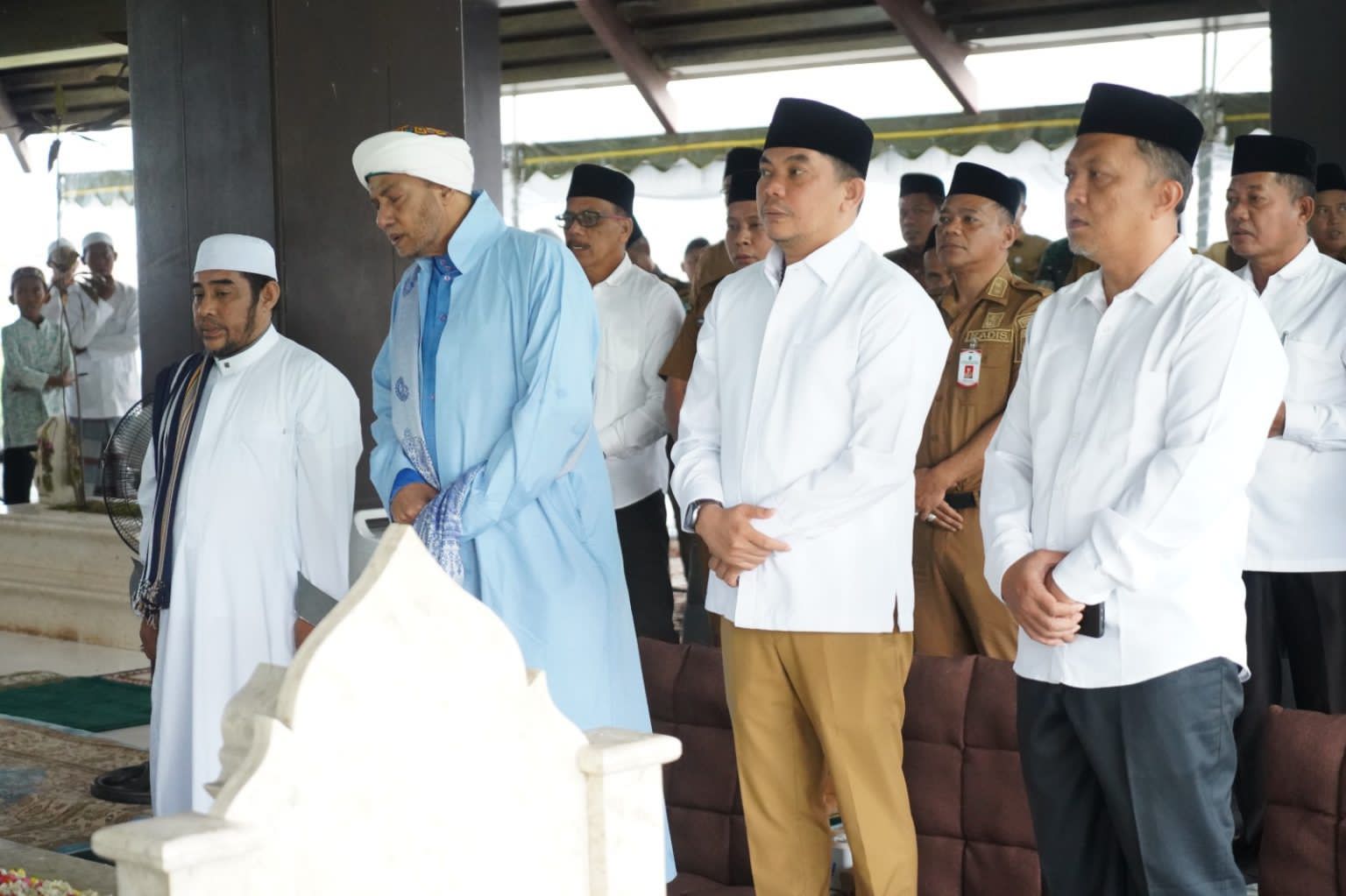 ZIARAH: Bupati Tanah Bumbu Andi Rudi Latif bersama Al Habib Musthofa Alaydrus berziarah di Komplek Pemakaman Gunung Antasari, Simpang Empat.