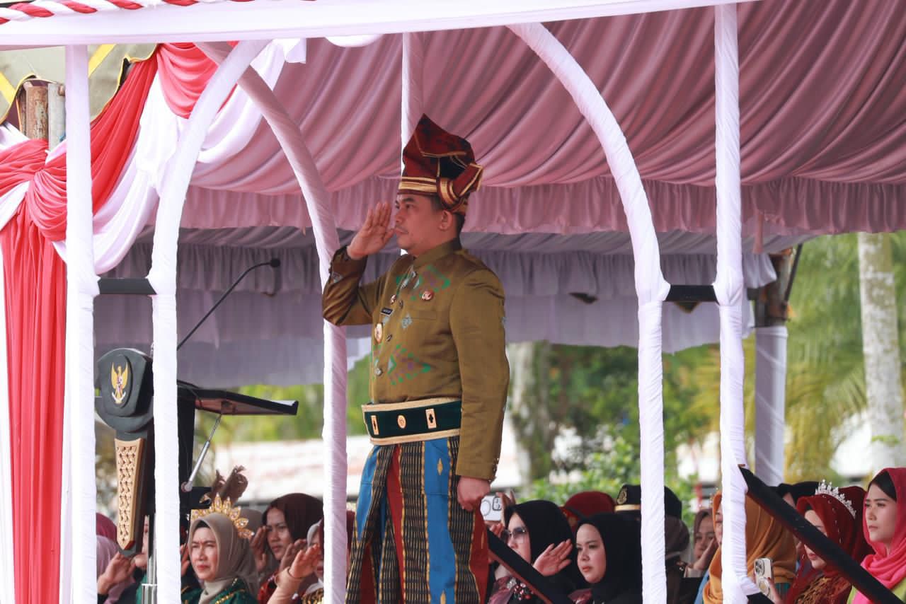 HORMAT:Bupati Tanah Bumbu Andi Rudi Latif memberi hormat saat upacara peringatan Hari Pahlawan di Lapangan Kantor Bupati, Batulicin.