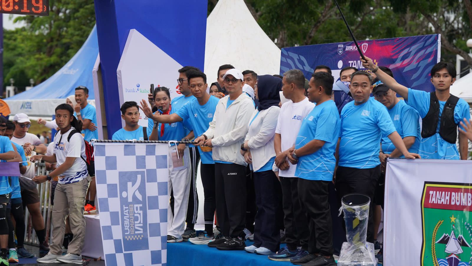DILEPAS:Bupati Tanah Bumbu Andi Rudi Latif melepas peserta Tanah Bumbu Run 2025 di kawasan Gunung Tinggi, Batulicin, Minggu (9/11/2025).
