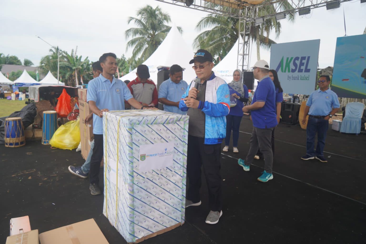 HADIAH: Eryanto Rais menyerahkan hadiah kepada peserta yang berhasil mengumpulkan sampah terbanyak dalam aksi bersih lingkungan pada Aksi Sinergitas Merah Putih.