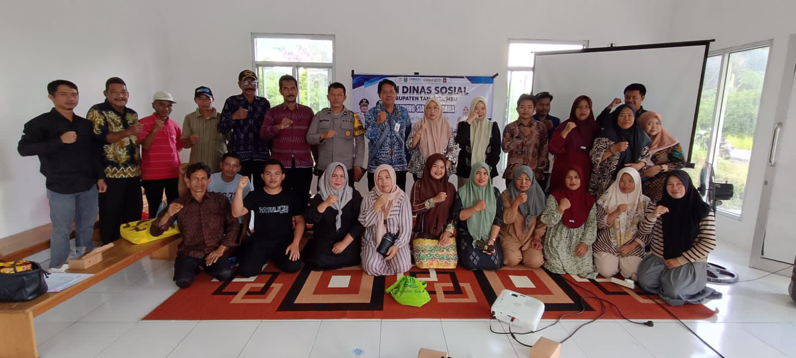 FOTO BERSAMA: Relawan dan warga Desa Maju Bersama berfoto bersama pejabat Dinas Sosial dan narasumber BPBD usai Sosialisasi Kampung Siaga Bencana, Kamis (6/11/2025).