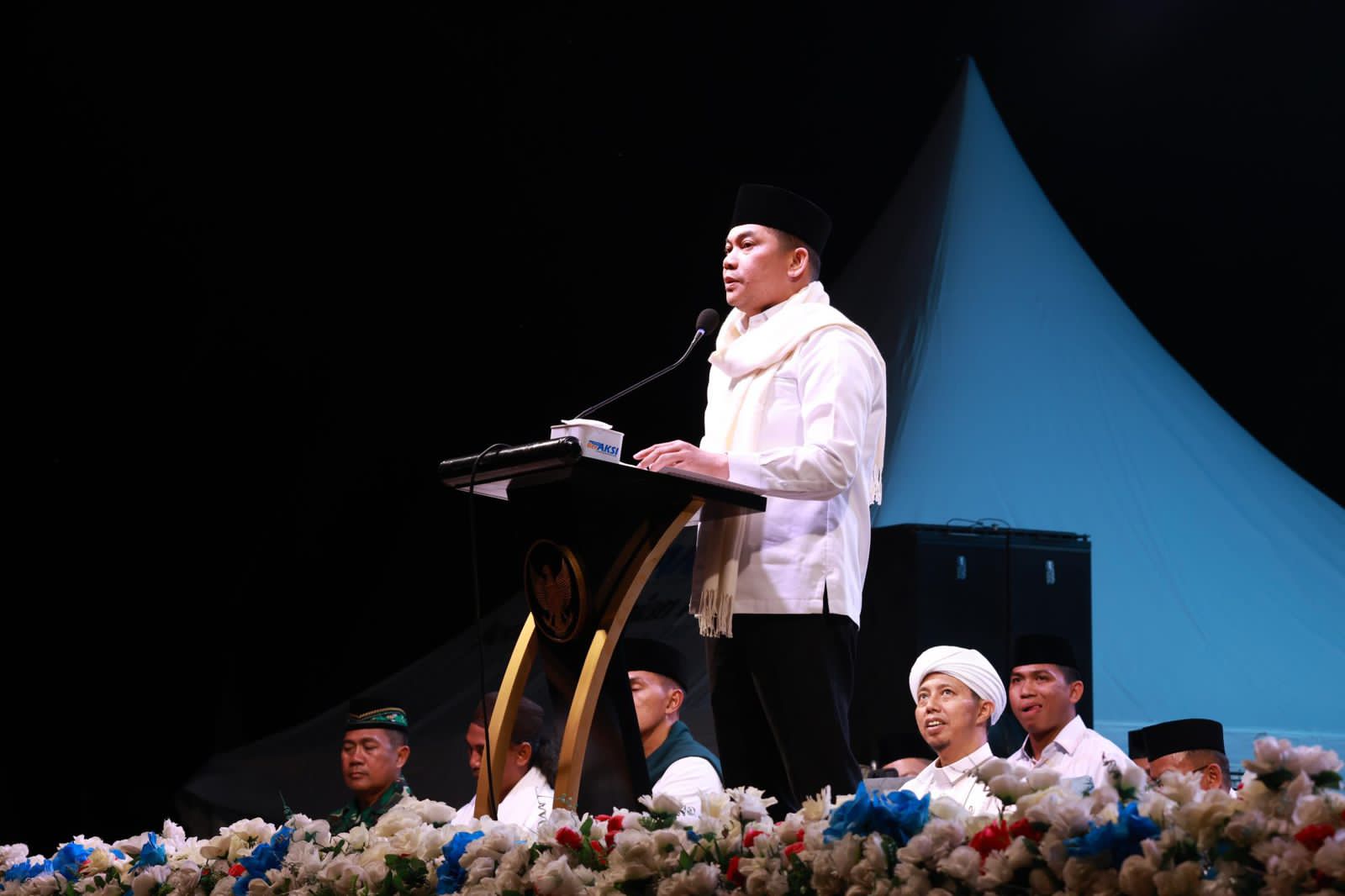 MENDAMPINGI:Bupati Tanah Bumbu Andi Rudi Latif mendampingi Ustadz Hasan Al Majister (UHA) saat Tabligh Akbar di Kecamatan Mantewe.
