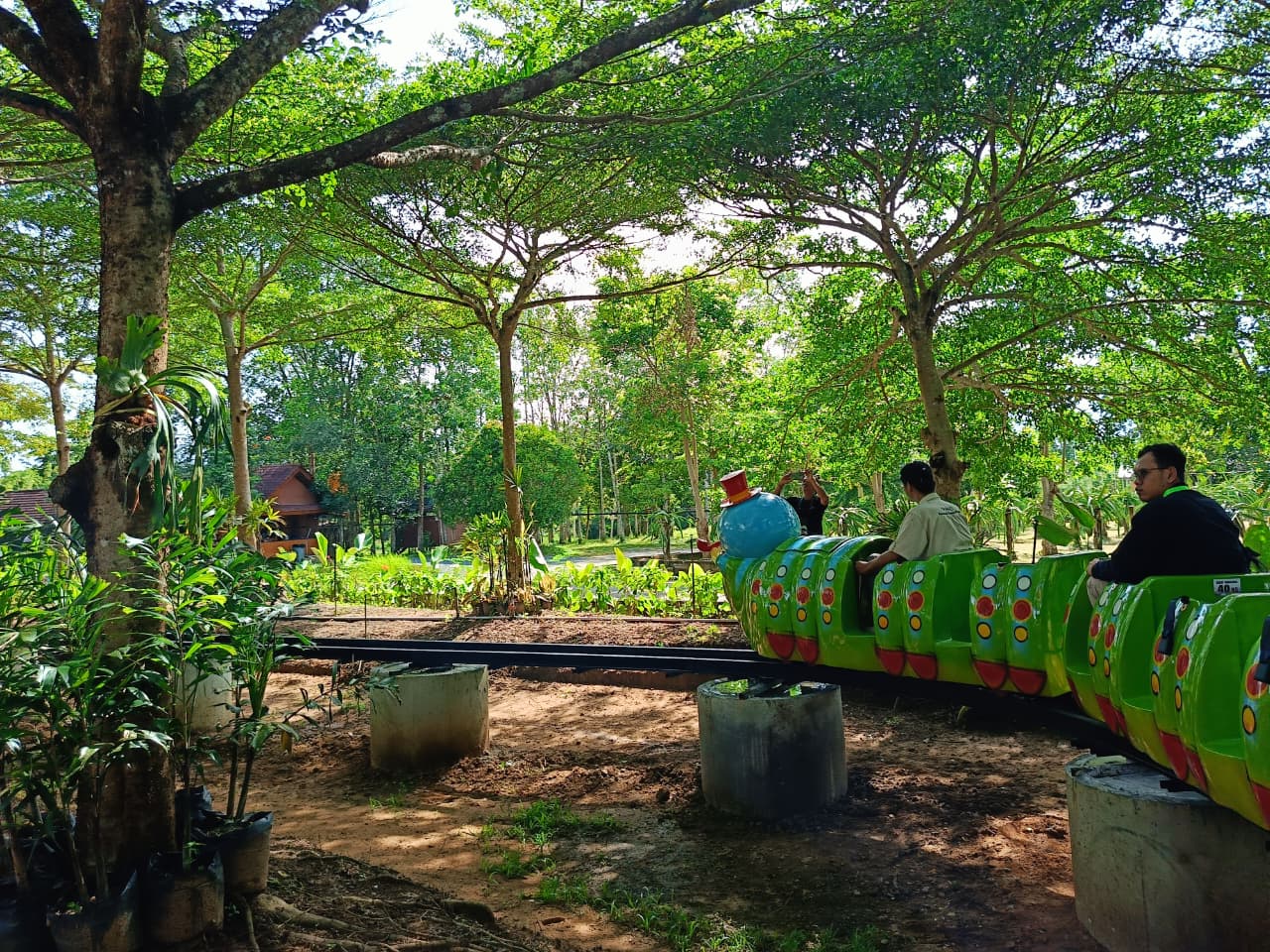 WAHANA BARU:Florarium hadirkan keindahan bunga-bunga yang jadi daya tarik baru Amanah Borneo Park.