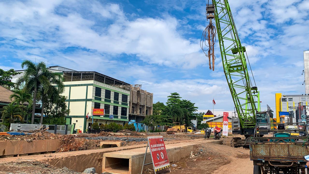 REVITALISASI: Pengerjaan revitalisasi sungai tahap satu yang sudah dikerjakan sepanjang 900 meter dari Jembatan Simpang Ulin hingga Taher Square.