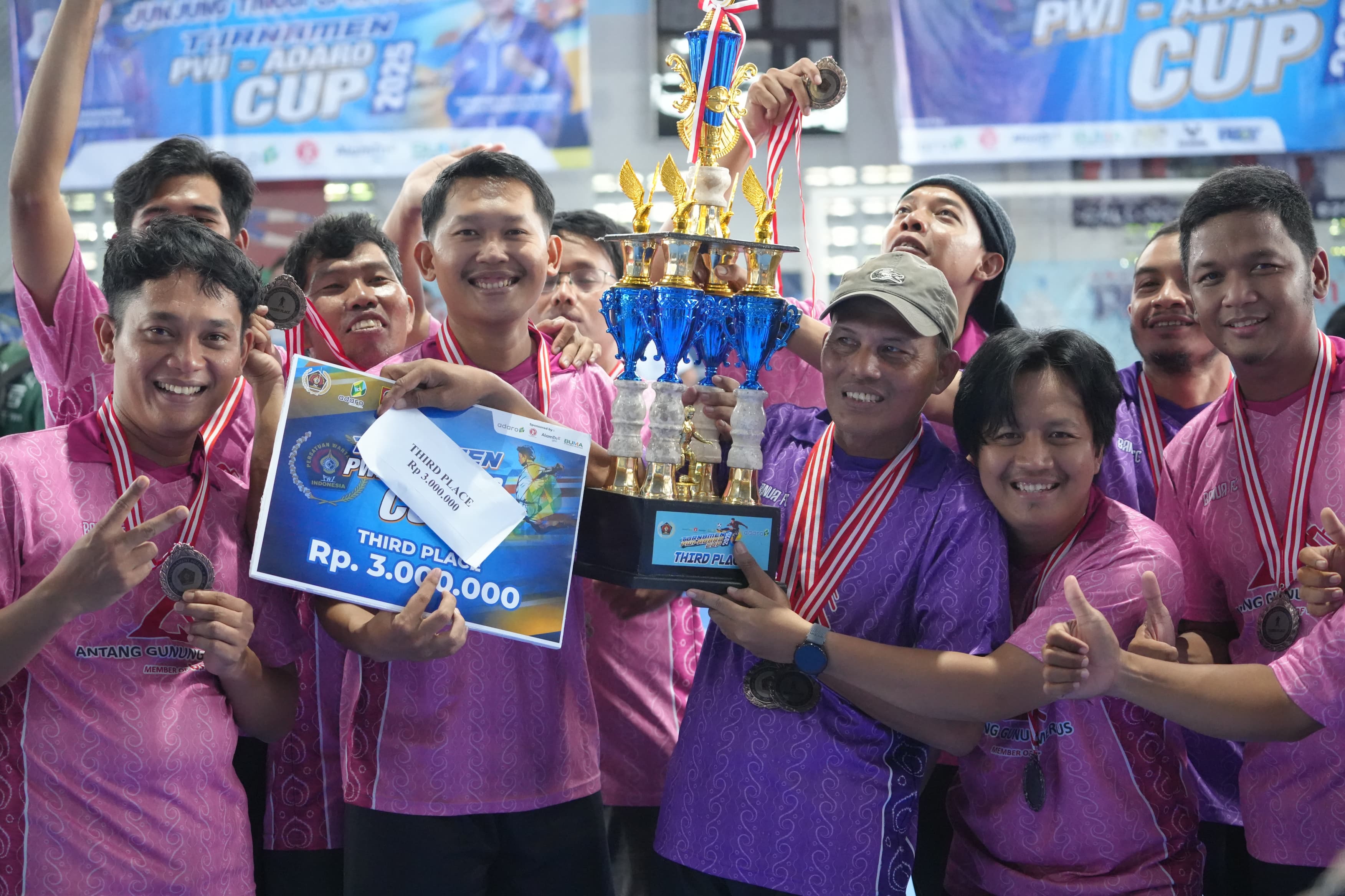 BANGGA: Tim futsal Banua FC yang diperkuat pemain HST-Tapin juara 3 turnamen PWI Adaro Cup 2025.