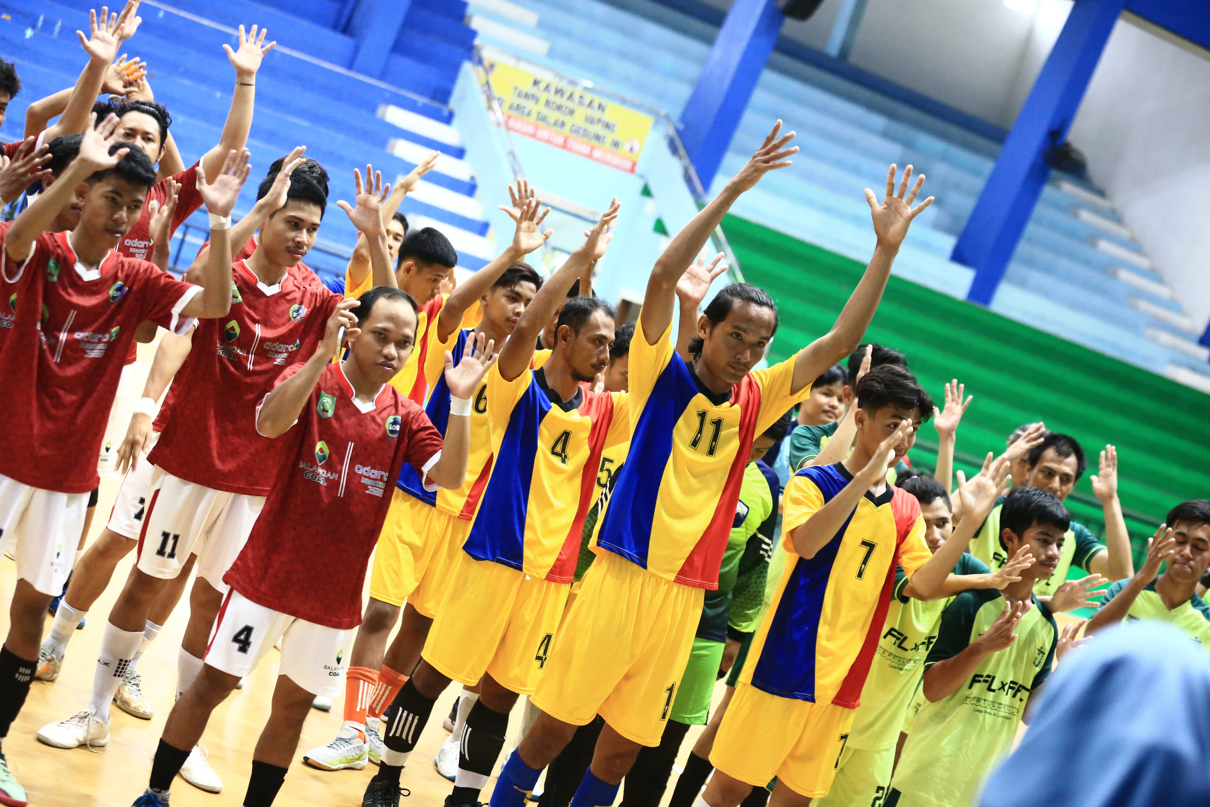Para pemain tunarungu dari enam daerah di Kalsel memulai laga perdana turnamen futsal Patrin Kalsel di GOR Hasanuddin HM Banjarmasin, Sabtu (15/11/2025). (M Idris Jian Sidik)