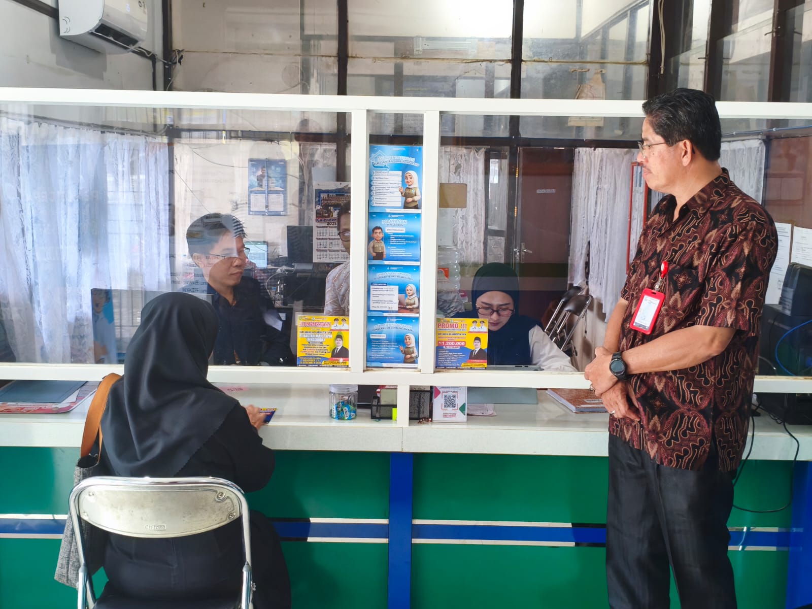 PERLIHATKAN: Direktur PDAM Tapin, Alimin Fauzi dikantornya. Foto lator for Radar Banjarmasin