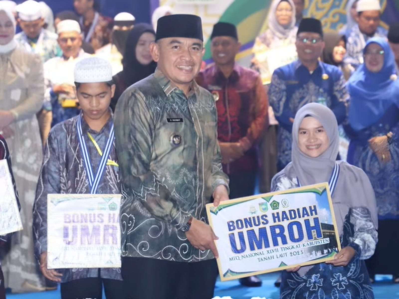 UMRAH: Bupati Tala H Rahmat Trianto menyerahkan hadiah umrah ke juara MTQ Bajuin. (Foto : Diskominfostasan untuk Radar Banjarmasin)