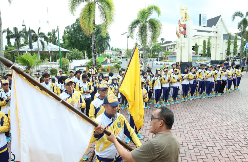 MOMEN:Bupati Kabupaten HSU, H Sahrujani menyambut kepulangan atlet di lapangan Pemkab HSU usai laga Porprov XII Kalsel 2025 di Kabupaten Tanah Laut.