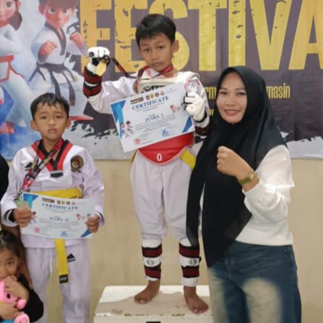 JUARA: Narotama Wiradharma Ramadhan naik ke atas podium kemenangan.