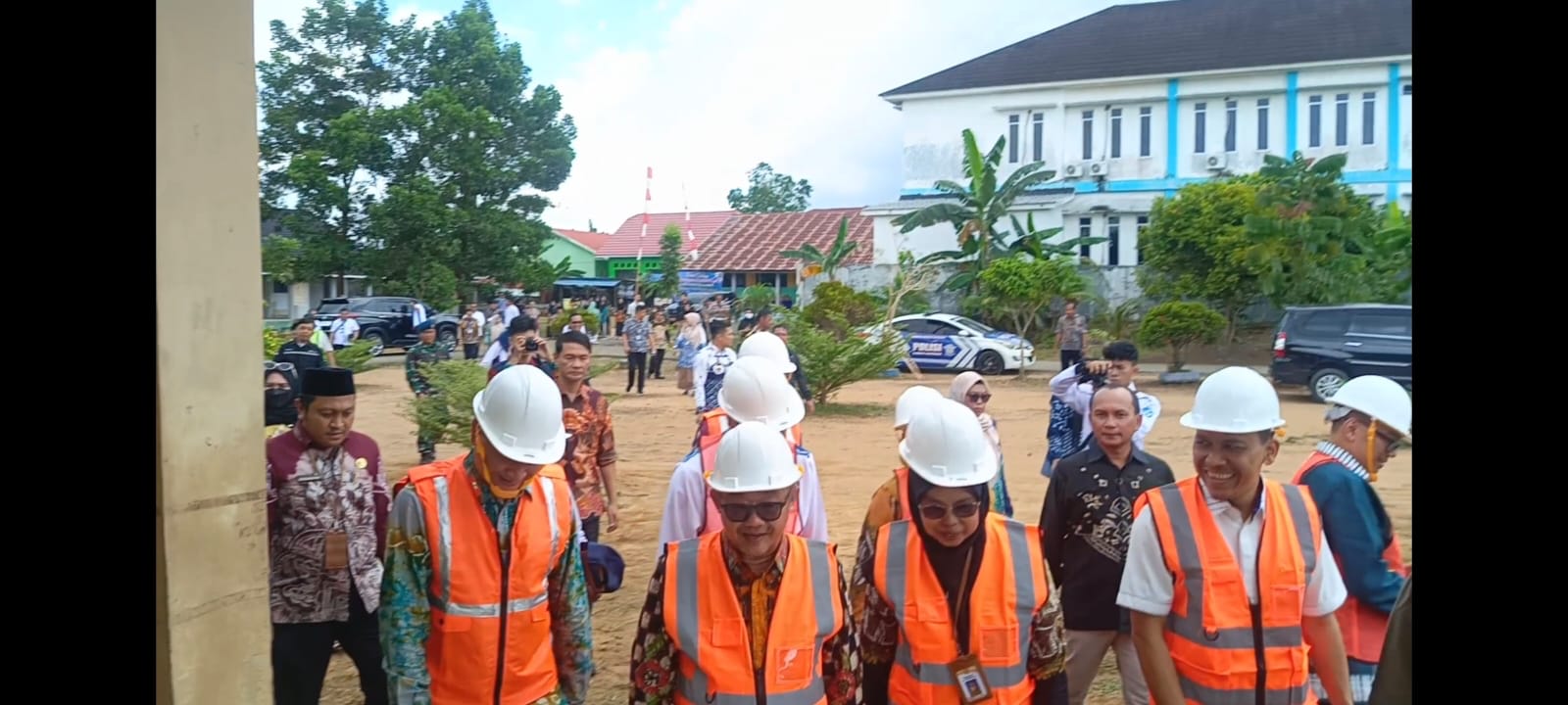 DAMPINGI: HCGS Section Head PT PAMA, Prihadi Suseno ikut mendampingi kunjungan Menteri saat melihat fasilitas sekolah yang dibina PAMA sejak 2022.