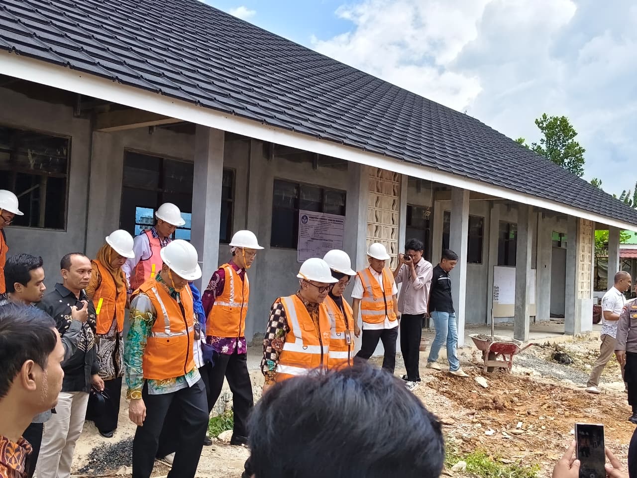 TINJAU: Menteri Pendidikan Dasar dan Menengah, Prof. Abdul Mu&rsquo;ti meninjau pembangunan ruang kelas baru di SDN 5 Guntung Manggis, Banjarbaru.