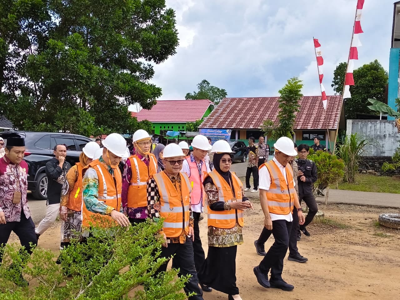 MENJELASKAN: Kepala SDN 5 Guntung Manggis, Kesuma Dewi menjelaskan progres revitalisasi 2025 serta dukungan pembinaan dari PAMA.
