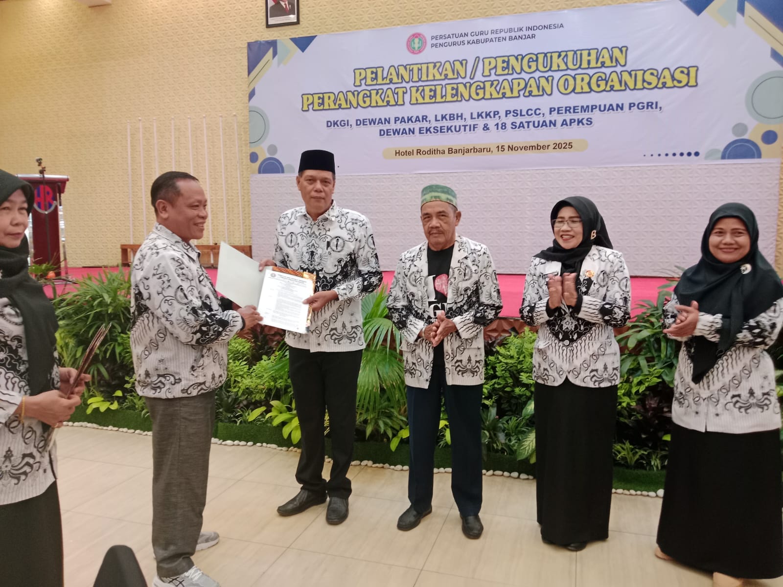PENGUKUHAN: Warhamni, saat menerima SK pengukuhan Wakil Ketua DKGI PGRI Banjar,