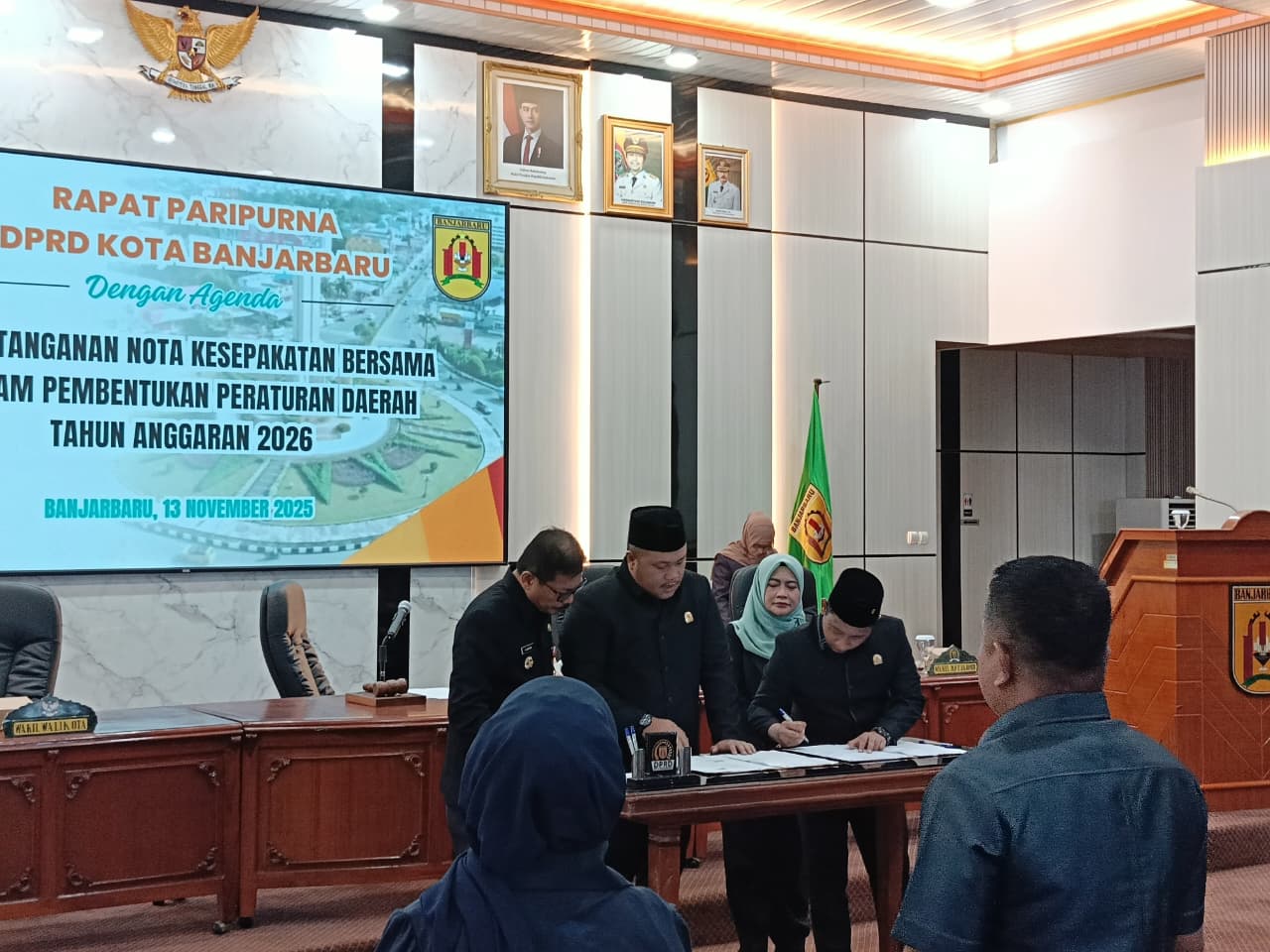 PARIPURNA: Penandatanganan kesepakatan APBD Banjarbaru tahun 2026 dalam rapat paripurna, belum lama tadi.