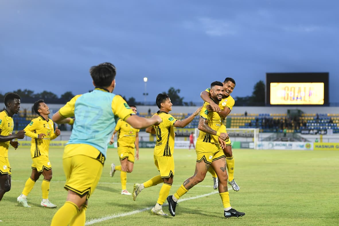 GOL TUNGGAL: Para pemain Barito Putera merayakan gol kemenangan yang dicetak Renan Alves pada menit ke-80, dalam laga pekan ke-11 Championship 2025/2026 di Stadion Demang Lehman, Martapura.