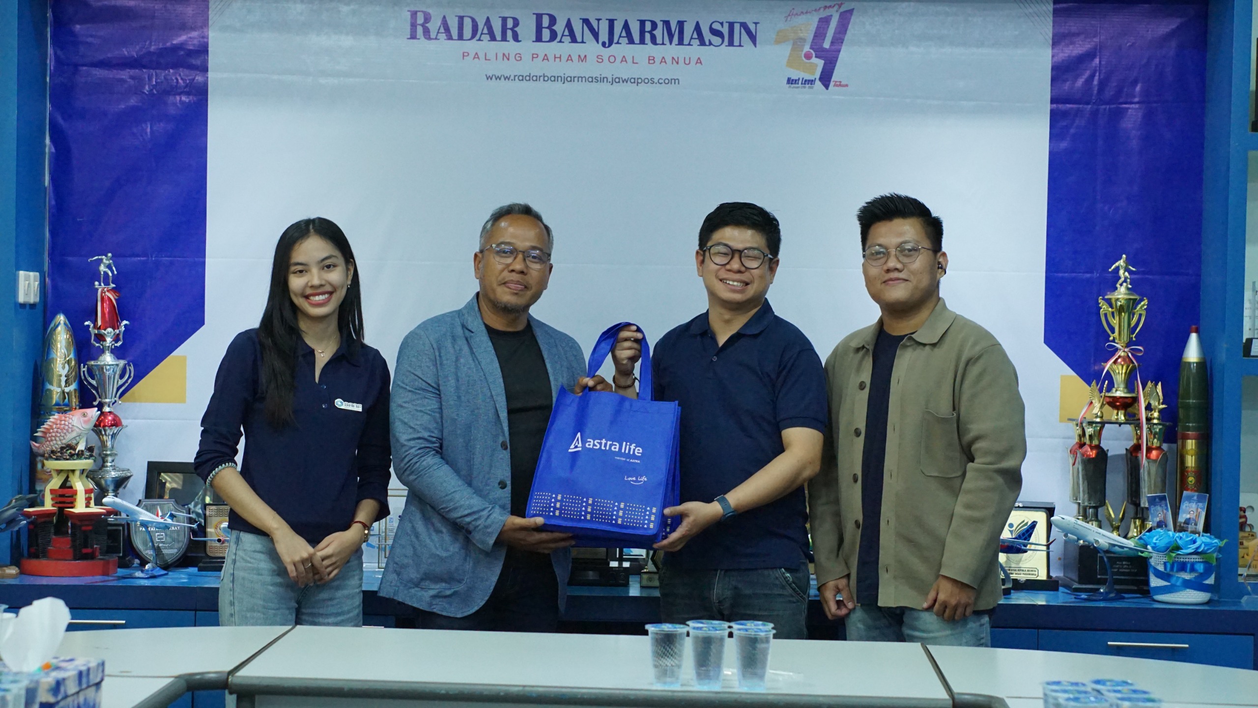 KUNJUNGAN:Corporate Communication Literacy and Inclusion Unit Head Astra Life, Denny Tan menyerahkan cendera mata kepada Wakil Direktur Radar Banjarmasin, Toto Fachrudin.
