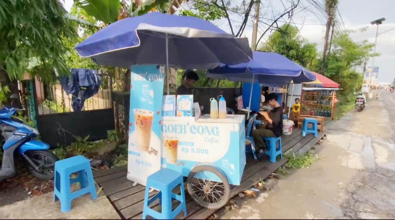 MANGKAL: Salah satu kopi gerobakan yang biasanya mangkal di bahu Jalan Ahmad Yani, Kecamatan Landasan Ulin.