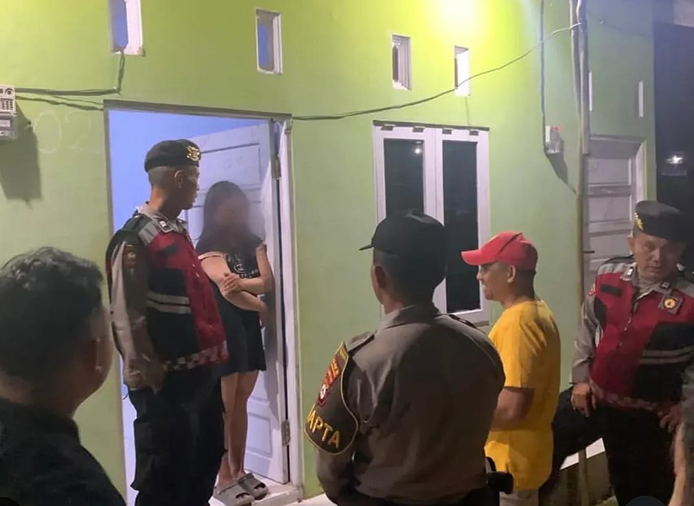 MENDATANGI: Anggota Polres Banjarbaru saat mendatangi M (32), di sebuah indekos yang diduga menjadi tempat praktik prostitusi online.