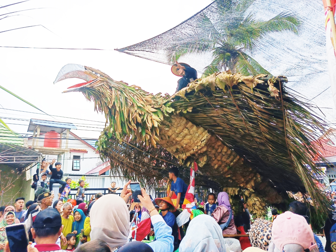 KREATIF: Warga Kecamatan Landasan Ulin antusias menunjukkan kreativitas dan semangat dalam Banjarbaru Street Art Festival.