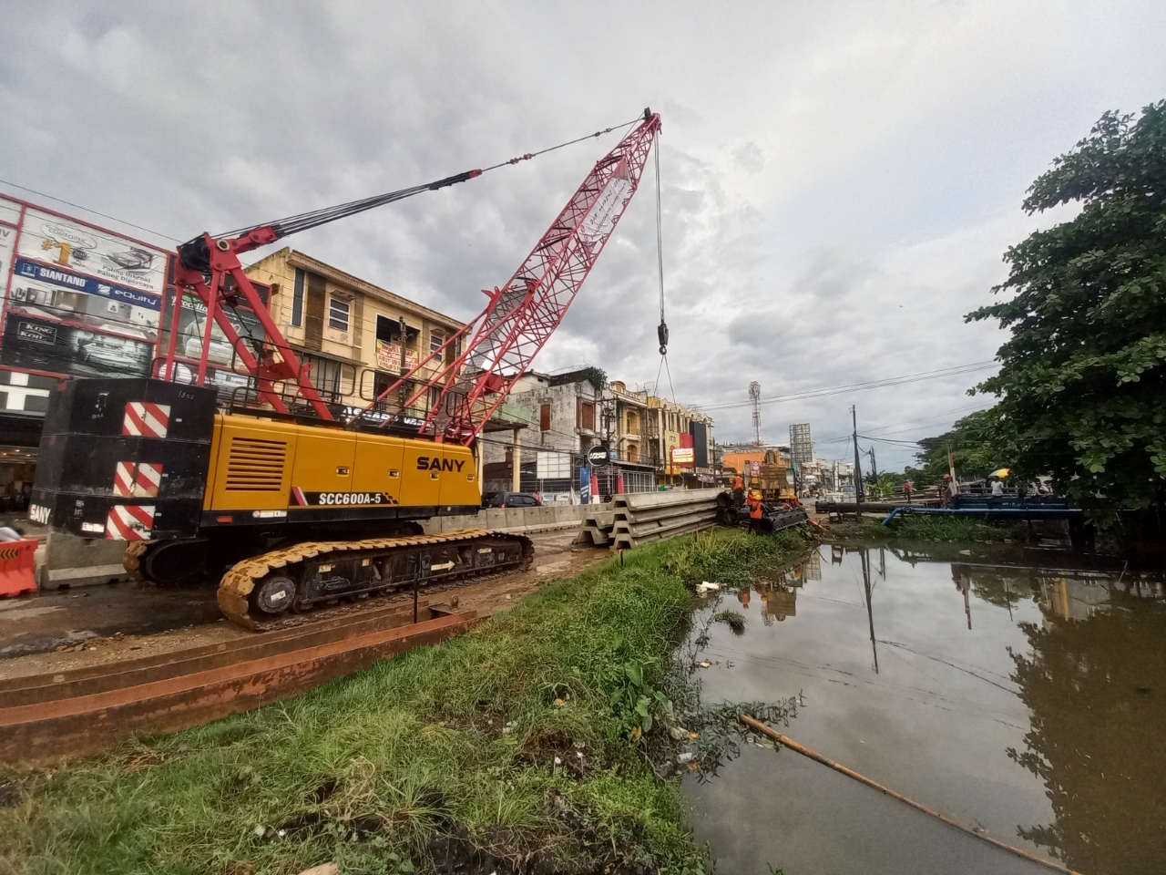 PROYEK: Pengerjaan revitalisasi Sungai Veteran tahap satu yang sudah dikerjakan sepanjang 900 meter dari Jembatan Simpang Ulin hingga Taher Square.
