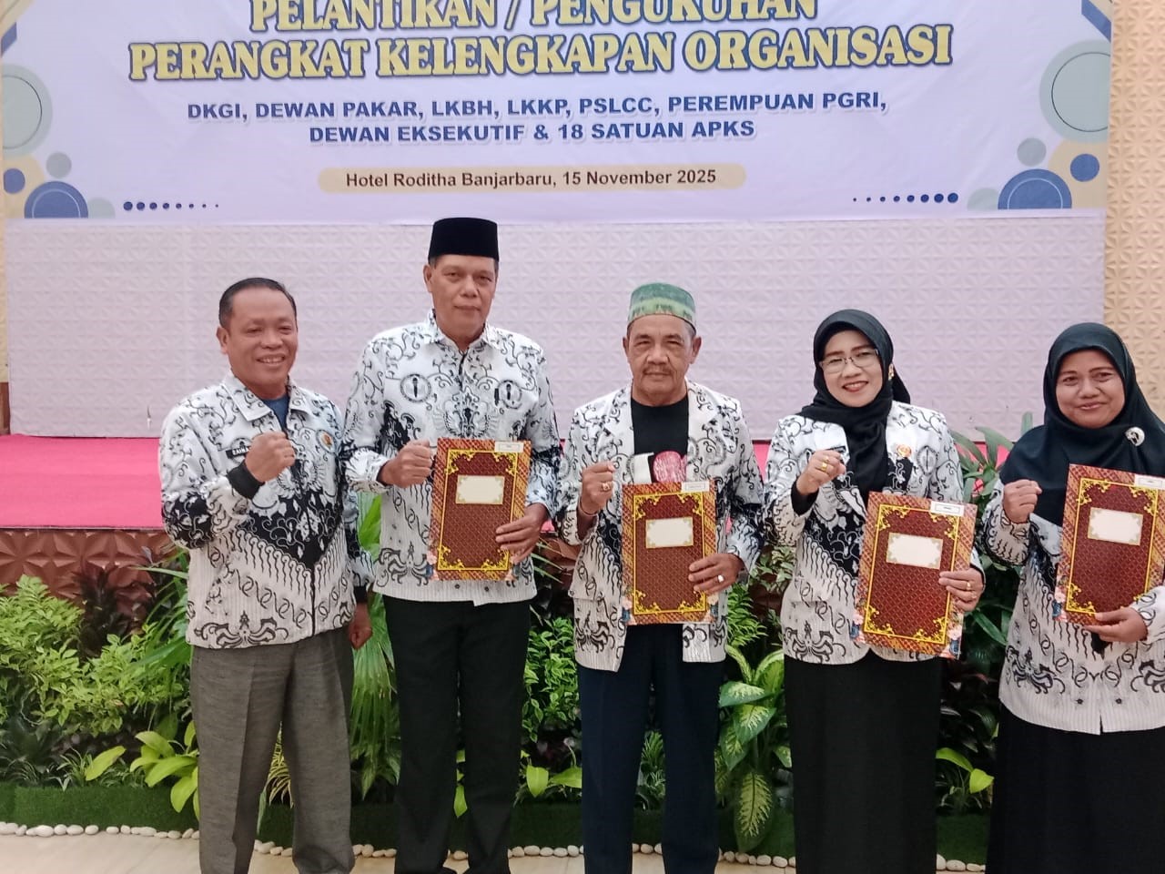 TERIMA SK: Warhamni, saat menerima SK pengukuhan Wakil Ketua DKGI PGRI Banjar,