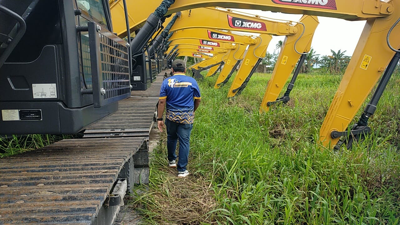 TINJAU LOKASI: Anggota DPRD HST, Yajid Fahmi meninjau lokasi cetak sawah di Desa Kayu Rabah.