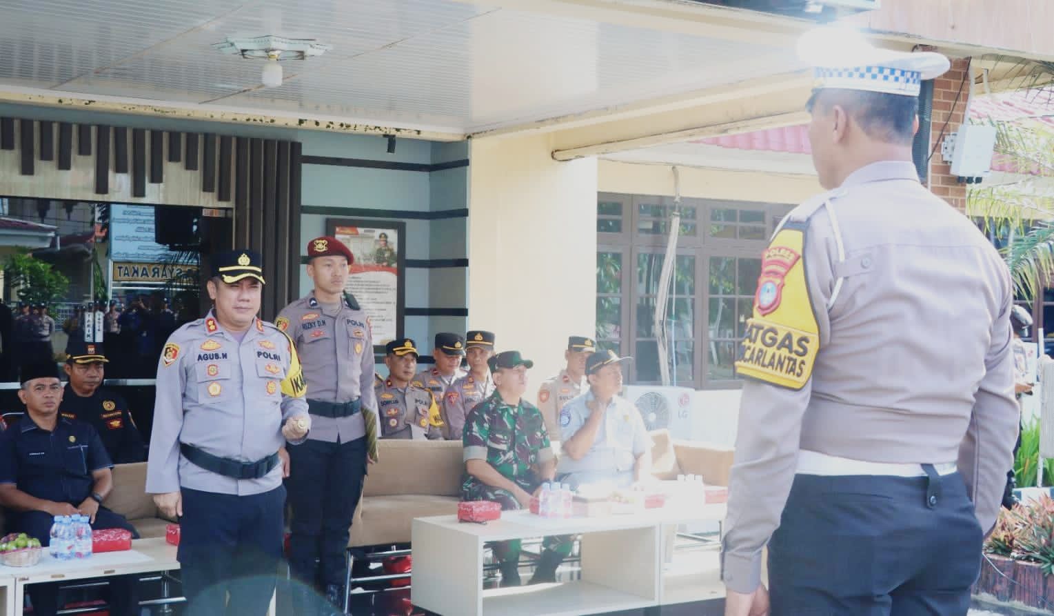 SIAGA:Kasat Lantas Polres HSU, AKP Yuwono melaporkan ke Kapolres HSU, AKBP Agus bahwa apel personel Ops Zebra Intan 2025 segera dimulai.