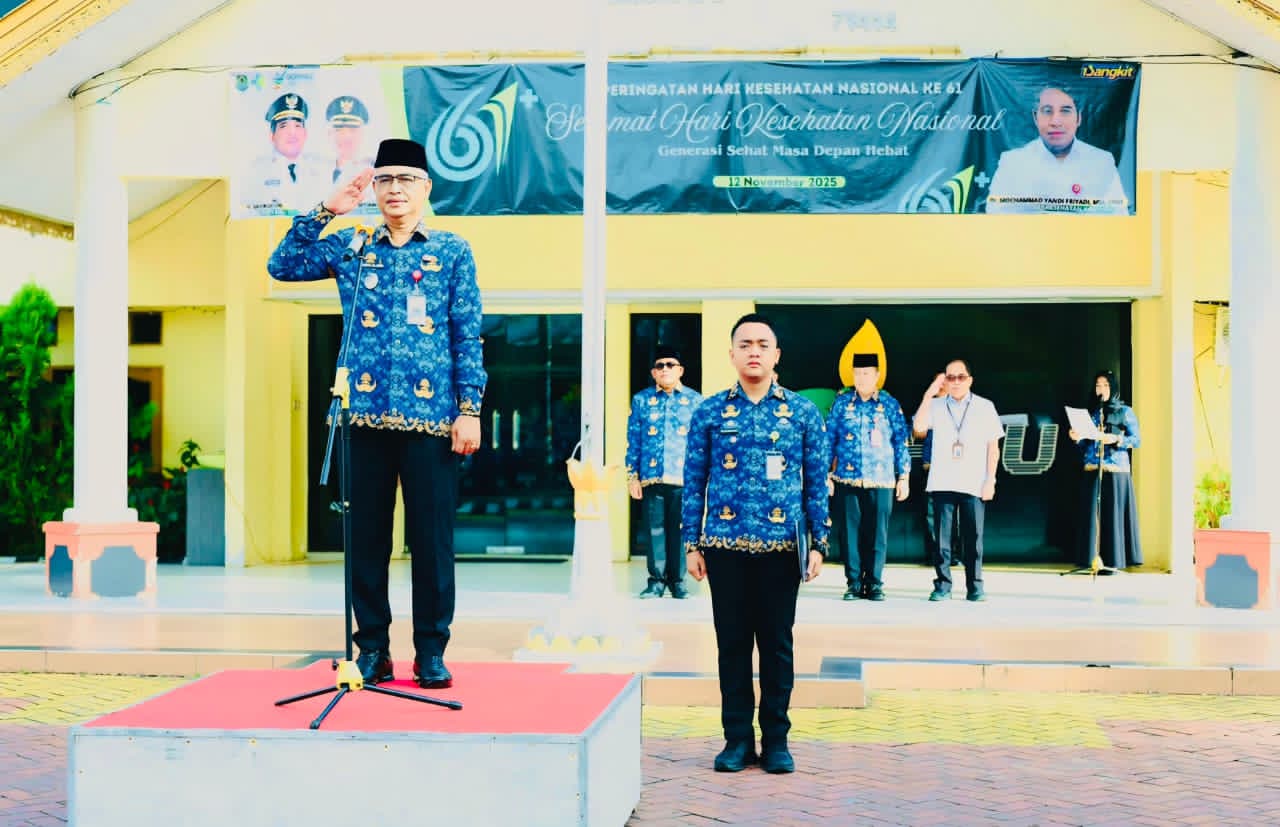 MOMEN:Wakil Bupati HSU, Hero Setiawan memimpin peringatan Hari Kesehatan Nasional (HKN) ke-61 tahun di halaman Kantor Bupati HSU, Senin (17/11/2025).