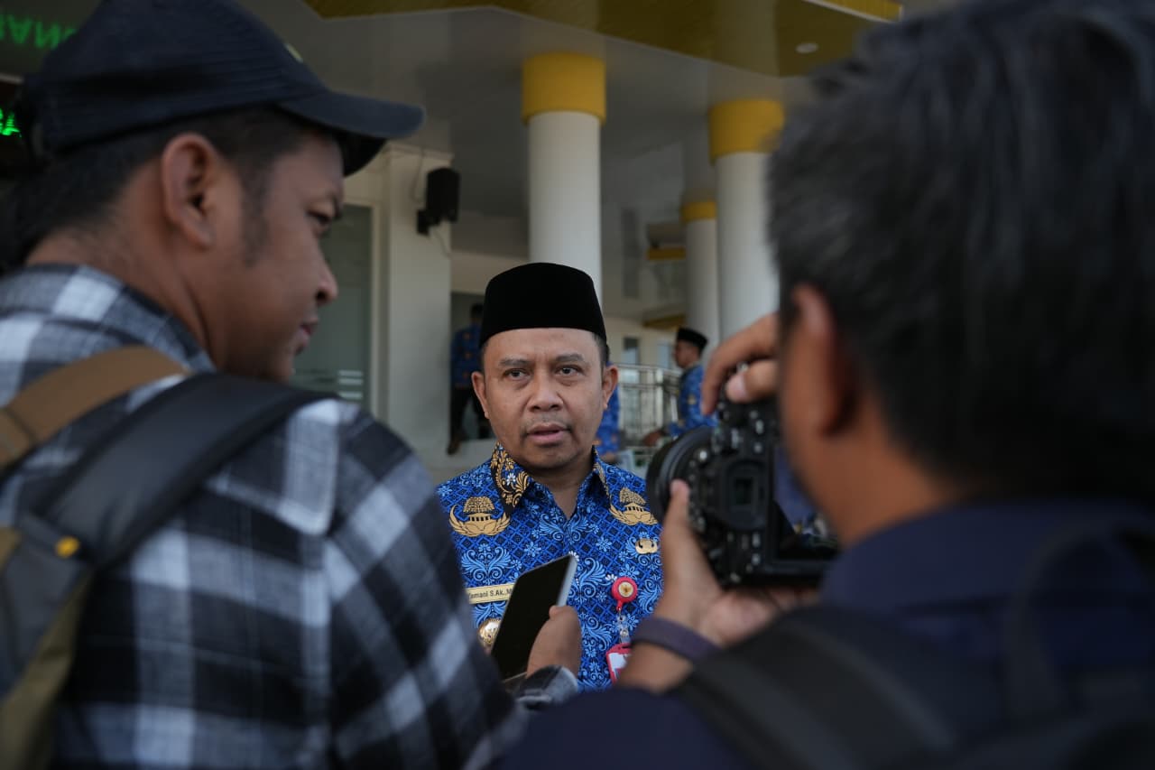 WAWANCARA: Bupati Tapin H Yamani diwawancarai awak media usai melepas atlet NPC Kabupaten Tapin.