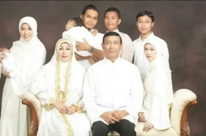 HARMONIS: Pernikahan Wiranto dengan Uga dikarunia tiga anak. Dua anak perempuan dan satu anak laki-laki, Lia, Maya, dan mendiang Zainal.