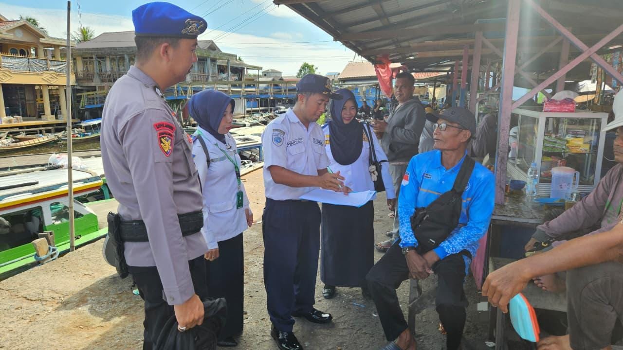 RAZIA: Petugas Satpolairud Polres HSU bersama Dishub HSU memeriksa kelengkapan keselamatan kapal di Dermaga Danau Panggang.