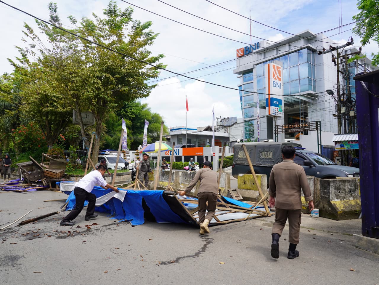 PENERTIBAN: Satpol PP HST melakukan penertiban lapak liar di Pasar Keramat Barabai.