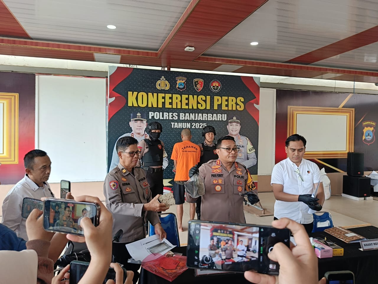 UNGKAP KASUS: Kapolres Banjarbaru ungkap kasus atas dugaan pengancaman menggunakan senjata tajam.