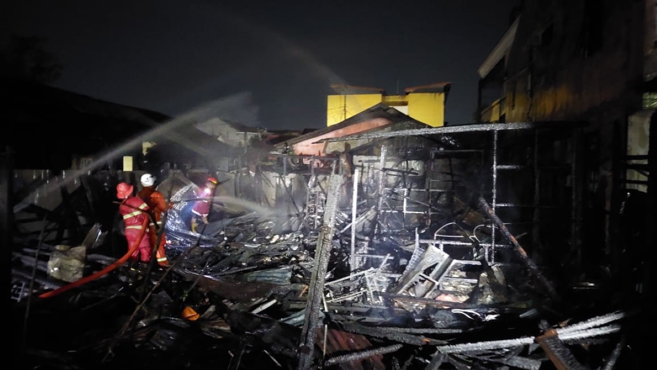 PEMADAMAN: Relawan damkar melawan Si Jago Merah yang membakar habis rumah milik Mastaniah.