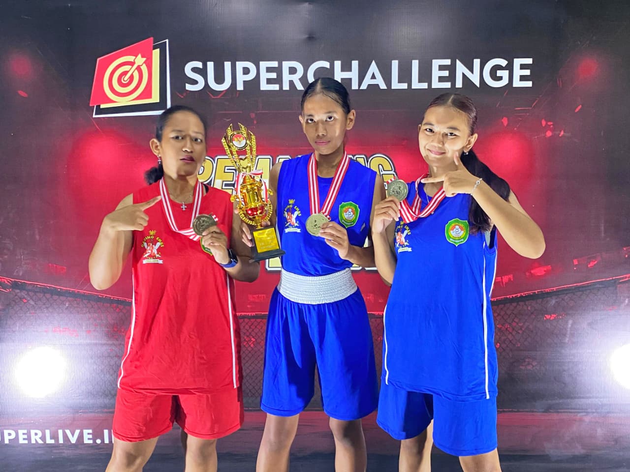 BANGGA: Para petinju muda SPOBDA Kalsel berpose bangga usai memastikan enam medali emas di ajang Pemalang Big Fight 2, Jawa Tengah.