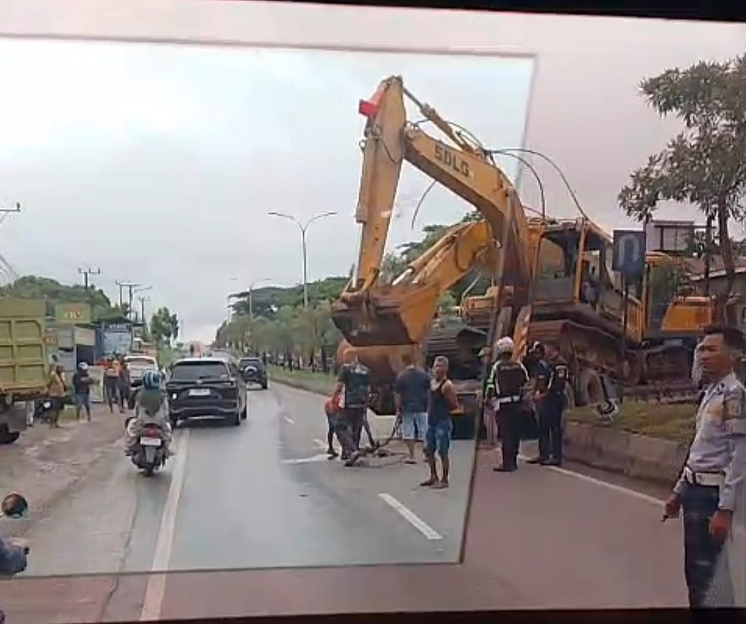 Evakuasi trailer pengangkut alat berat yang nyangkut di badan jalan Trikora Banjarbaru.