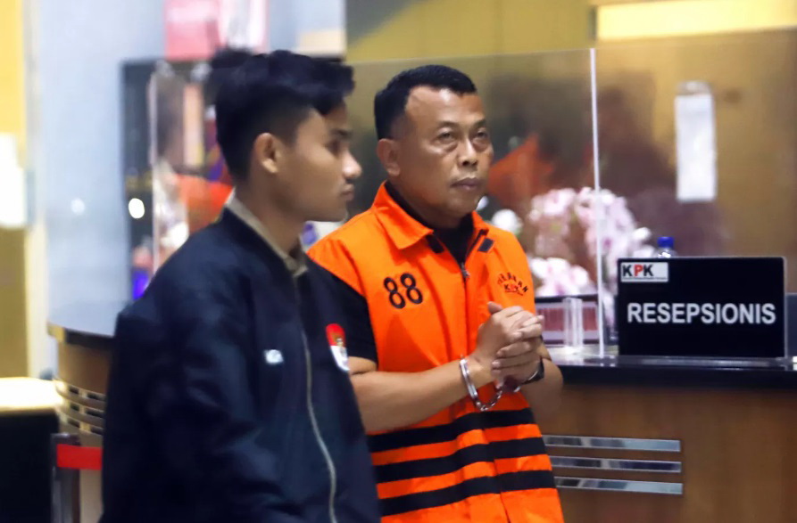 Tersangka Bupati Ponorogo Sugiri Sancoko dihadirkan dalam konferensi pers di gedung Merah Putih KPK, Jakarta.