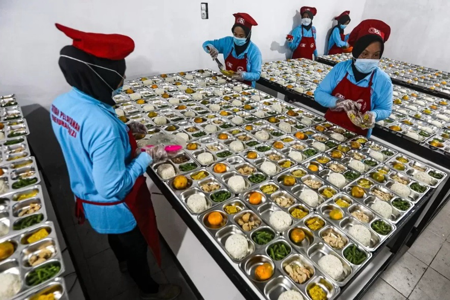 DAPUR MBG: Pekerja program MBG di dapur SPPG.