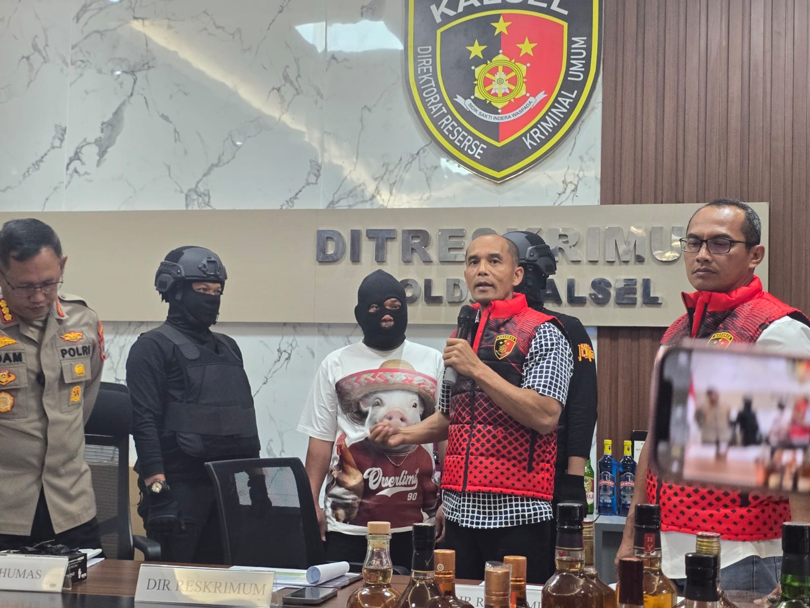 Polda Kalsel menyita ribuan botol miras oplosan home industry.