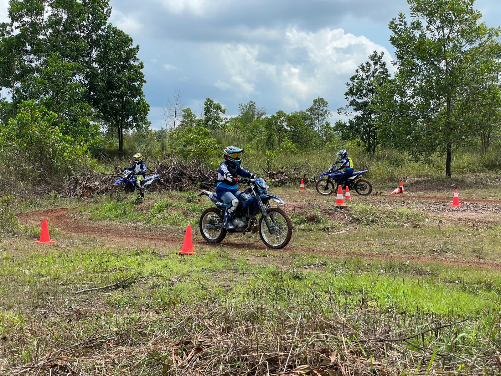 PENGALAMAN BARU:Para peserta YRA Off road Blu CLU belajar menaklukkan medan cadas dengan mengendarai Yamaha WR 155R.