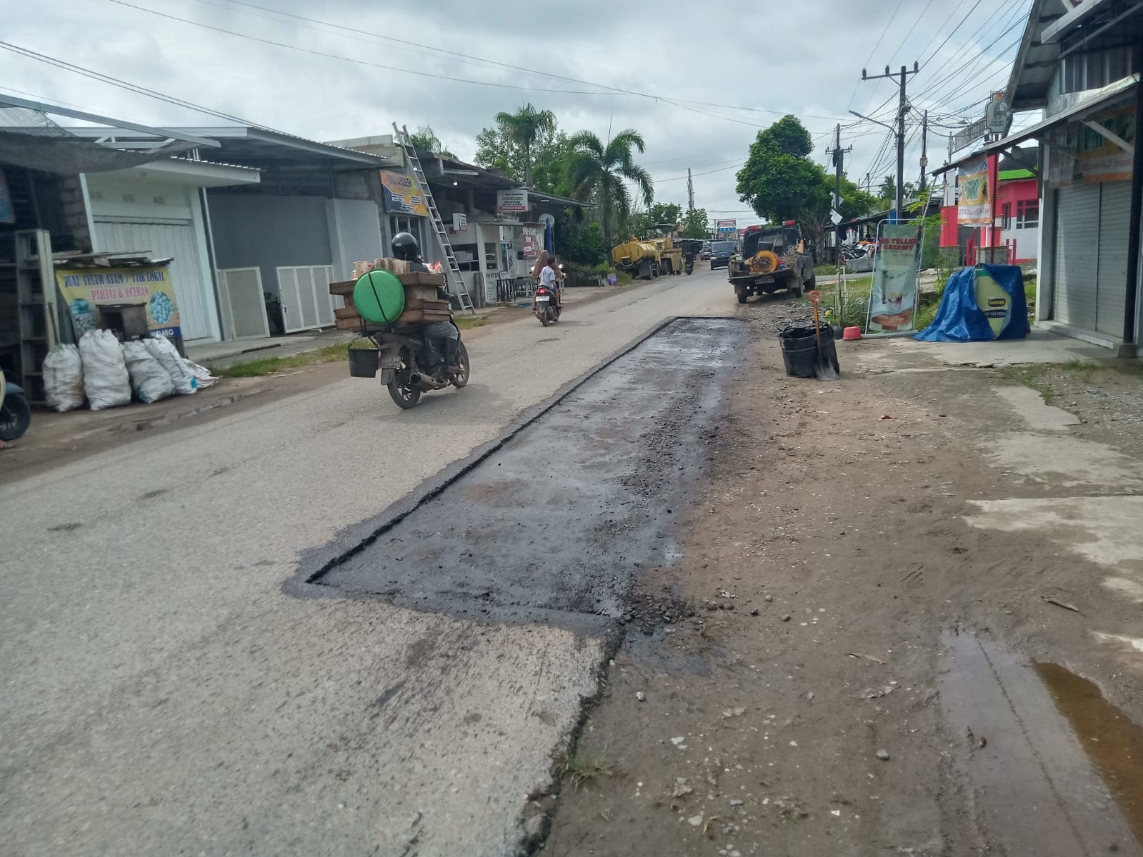 DITUTUP: Kondisi proyek perbaikan Jalan Sukamara yang sempat terkendala akibat cuaca buruk.