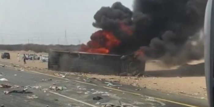 KECELAKAAN: Bus jamaah umrah kecelakaan dekat madinah, tabrak truk dan terbakar.