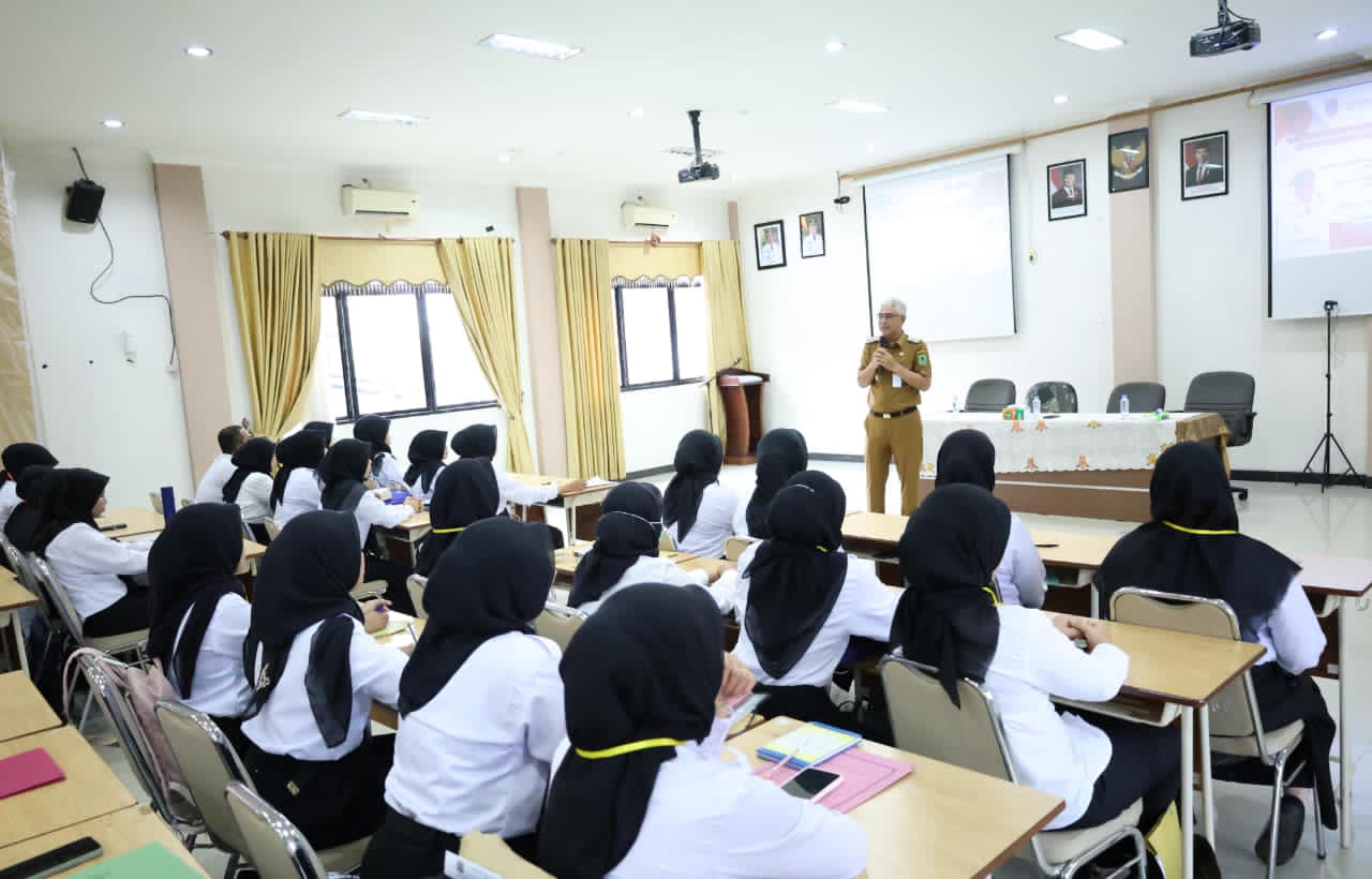 HADIR:Wabup HSU, Hero Setiawan atau Iwan Alabio memotivasi peserta orientasi PPPK di lingkungan Pemkab HSU, Selasa (18/11/2025).