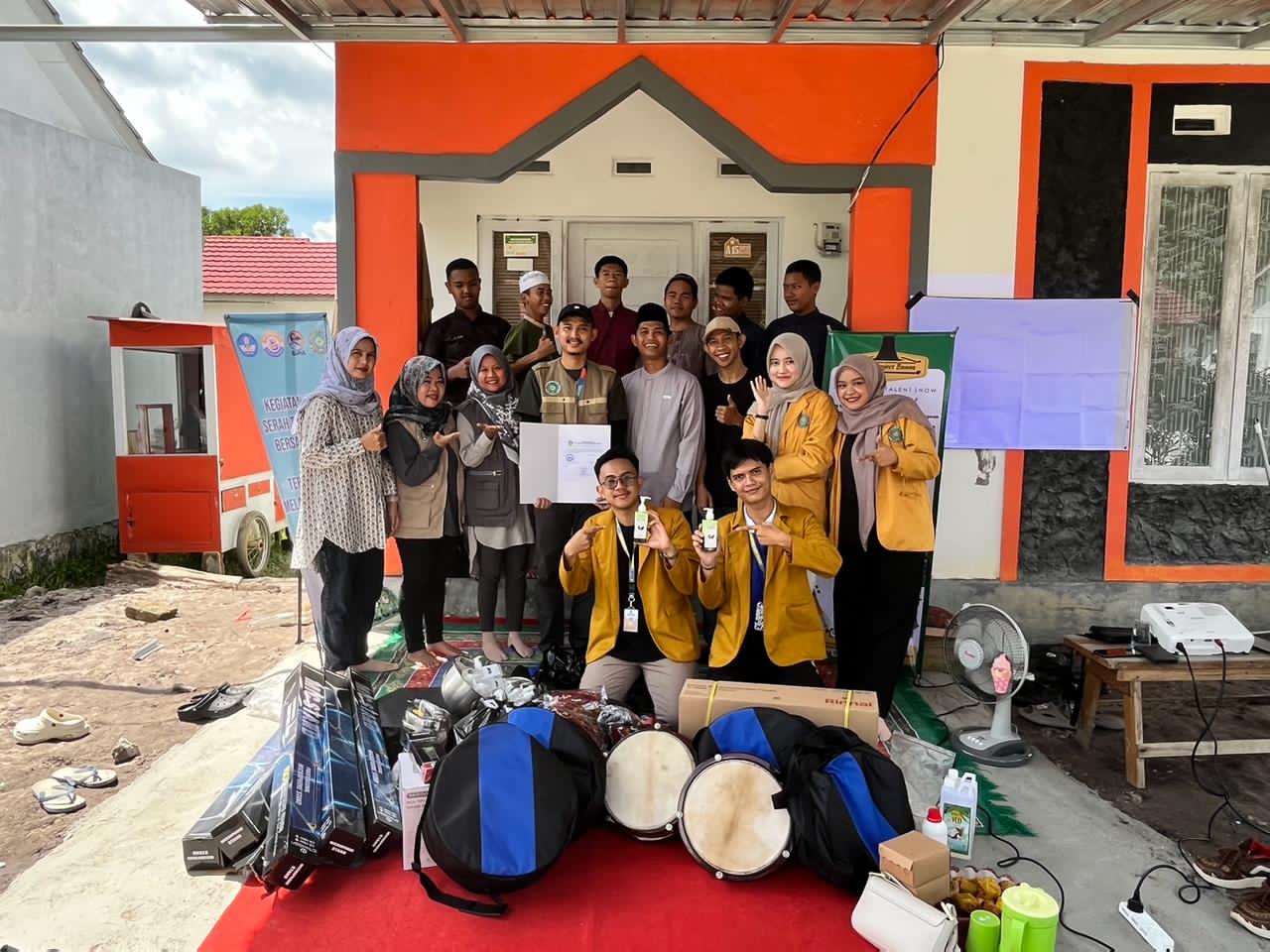 SENI TUTUR:Tim pengabdian kepada masyarakat UNISM Banjarmasin melibatkan kelompok Madihin Teras Project dalam edukasi kesehatan di Kota Banjarbaru.