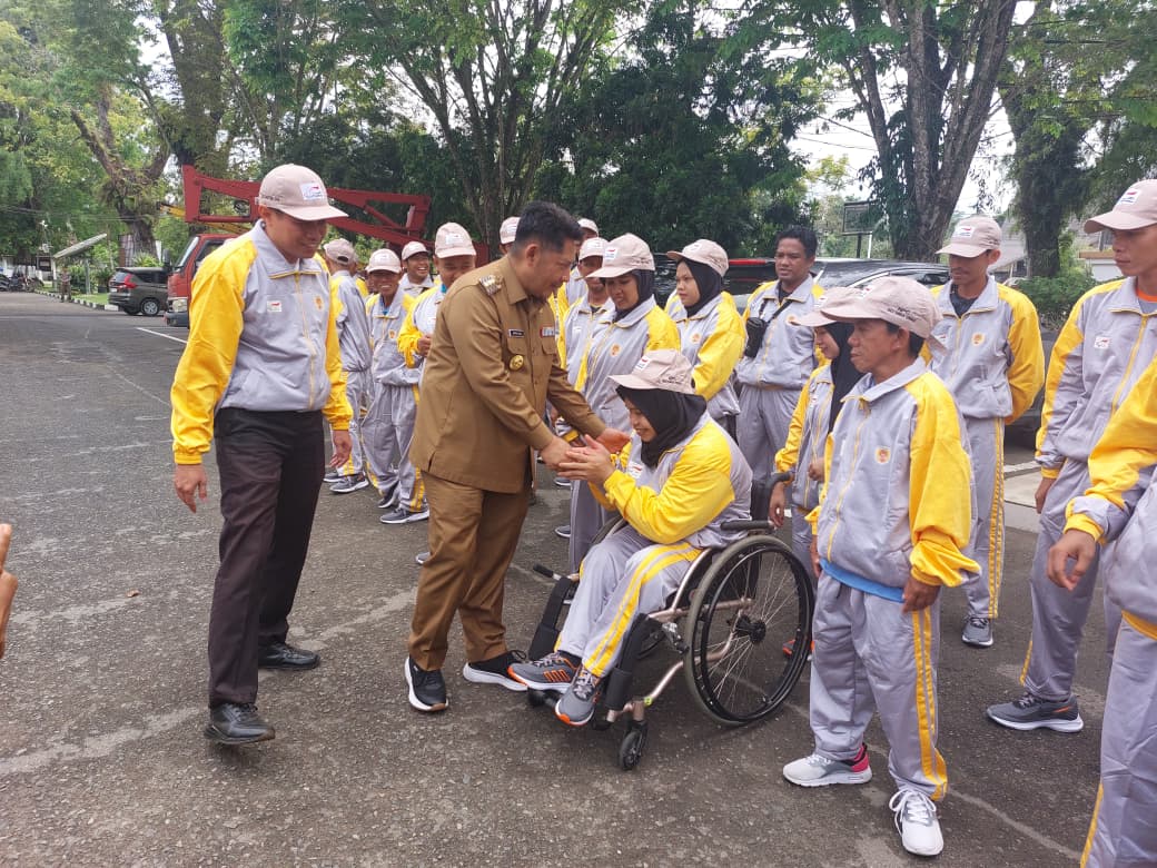 BERI SEMANGAT:Bupati HST, Samsul Rizal menyemangati para atlet disabilitas yang akan bertanding.