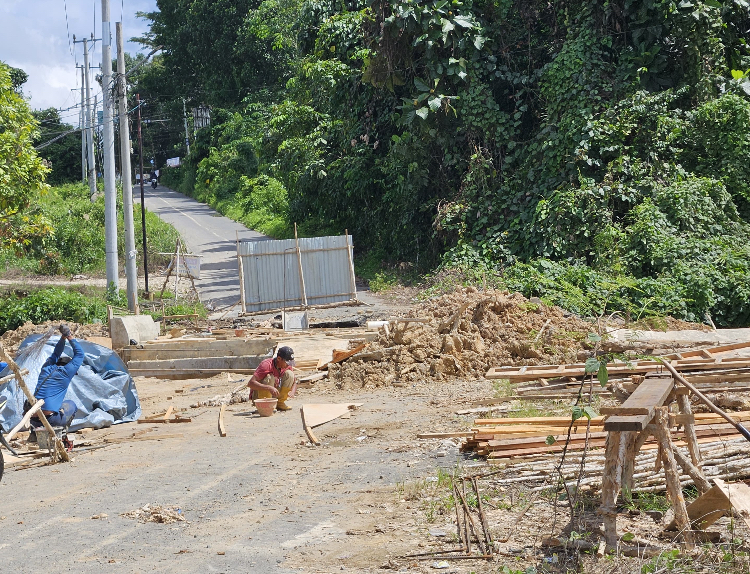 Pembangunan jembatan box culvert di Jalan Junjung Buih, Paringin Selatan, memasuki tahap akhir dan ditarget rampung pada akhir November 2025.