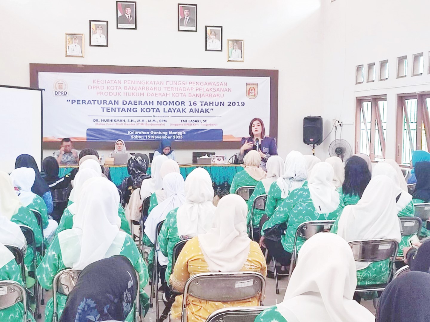 ALARM SERIUS: Emi Lasari menyosialisasikan Perda Kota Layak Anak. (Emi untuk Radar Banjarmasin)