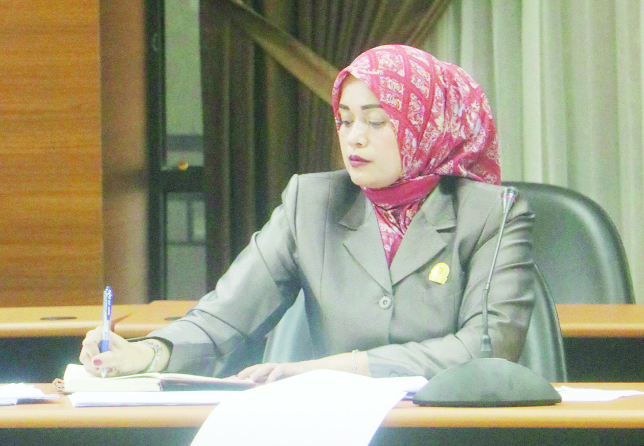 IMBAUAN: Anggota DPRD Banjarbaru Siska Monalisa meminta warga berhati-hati saat melintasi Jalan Sukamara. (Siska untuk Radar Banjarmasin)